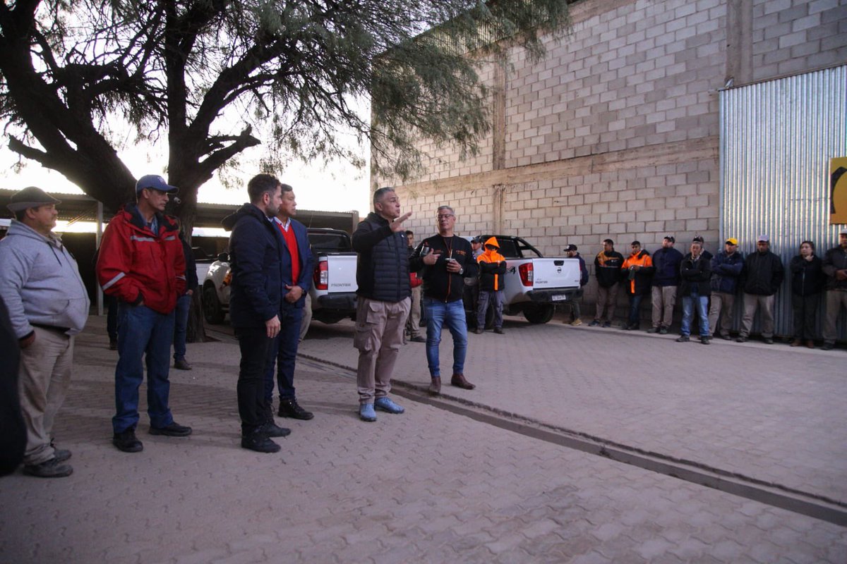 GonzaloBecerraD's tweet image. Sabemos que dialogando y escuchando podremos proyectar esa ciudad que todos queremos 🏡
Nos reuniones con trabajadores y directores de @riojavial Apuntamos a una política integradora y de gran desarrollo entre la prov y la ciudad capital @amolinalarioja 
@QuintelaRicardo ♥️🇦🇷