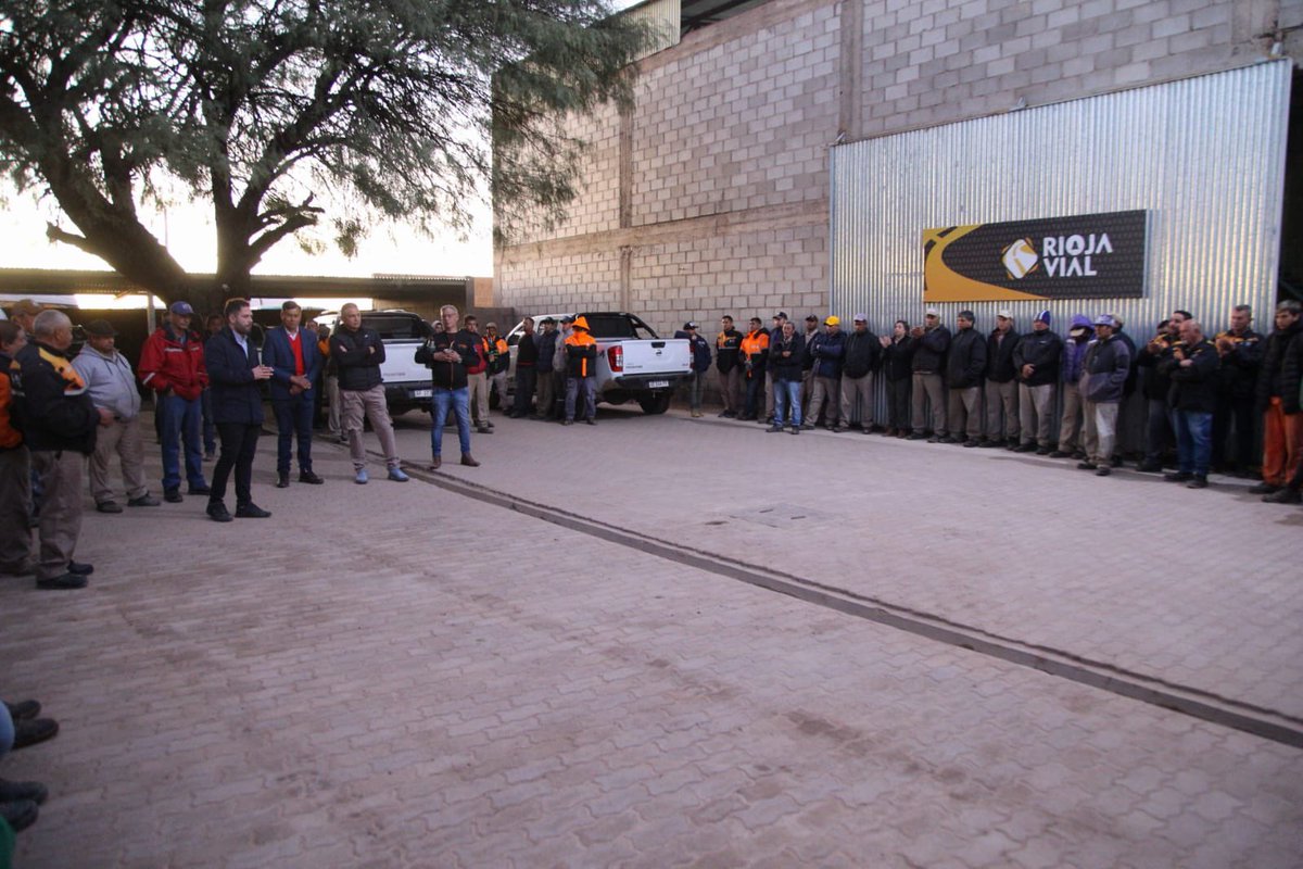 GonzaloBecerraD's tweet image. Sabemos que dialogando y escuchando podremos proyectar esa ciudad que todos queremos 🏡
Nos reuniones con trabajadores y directores de @riojavial Apuntamos a una política integradora y de gran desarrollo entre la prov y la ciudad capital @amolinalarioja 
@QuintelaRicardo ♥️🇦🇷
