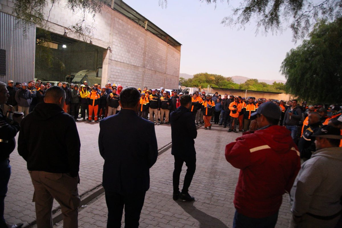 GonzaloBecerraD's tweet image. Sabemos que dialogando y escuchando podremos proyectar esa ciudad que todos queremos 🏡
Nos reuniones con trabajadores y directores de @riojavial Apuntamos a una política integradora y de gran desarrollo entre la prov y la ciudad capital @amolinalarioja 
@QuintelaRicardo ♥️🇦🇷