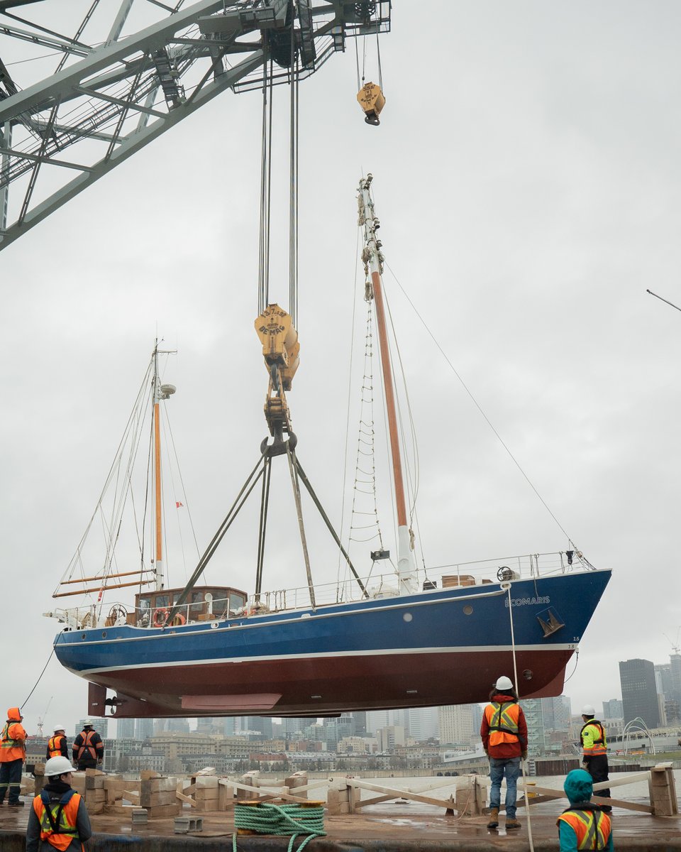 L'air n'est pas son élément, mais il reste resplendissant pareil 😍

Un grand merci à nos partenaires <a href="/Groupe_Ocean/">Groupe Océan | Ocean Group</a>, Corporation de Gestion de la Voie Maritime du Saint-Laurent, <a href="/PortMTL/">Port de Montréal</a> et QSL dans la remise à l'eau de notre voilier EcoMaris 1 ! 🙌✨