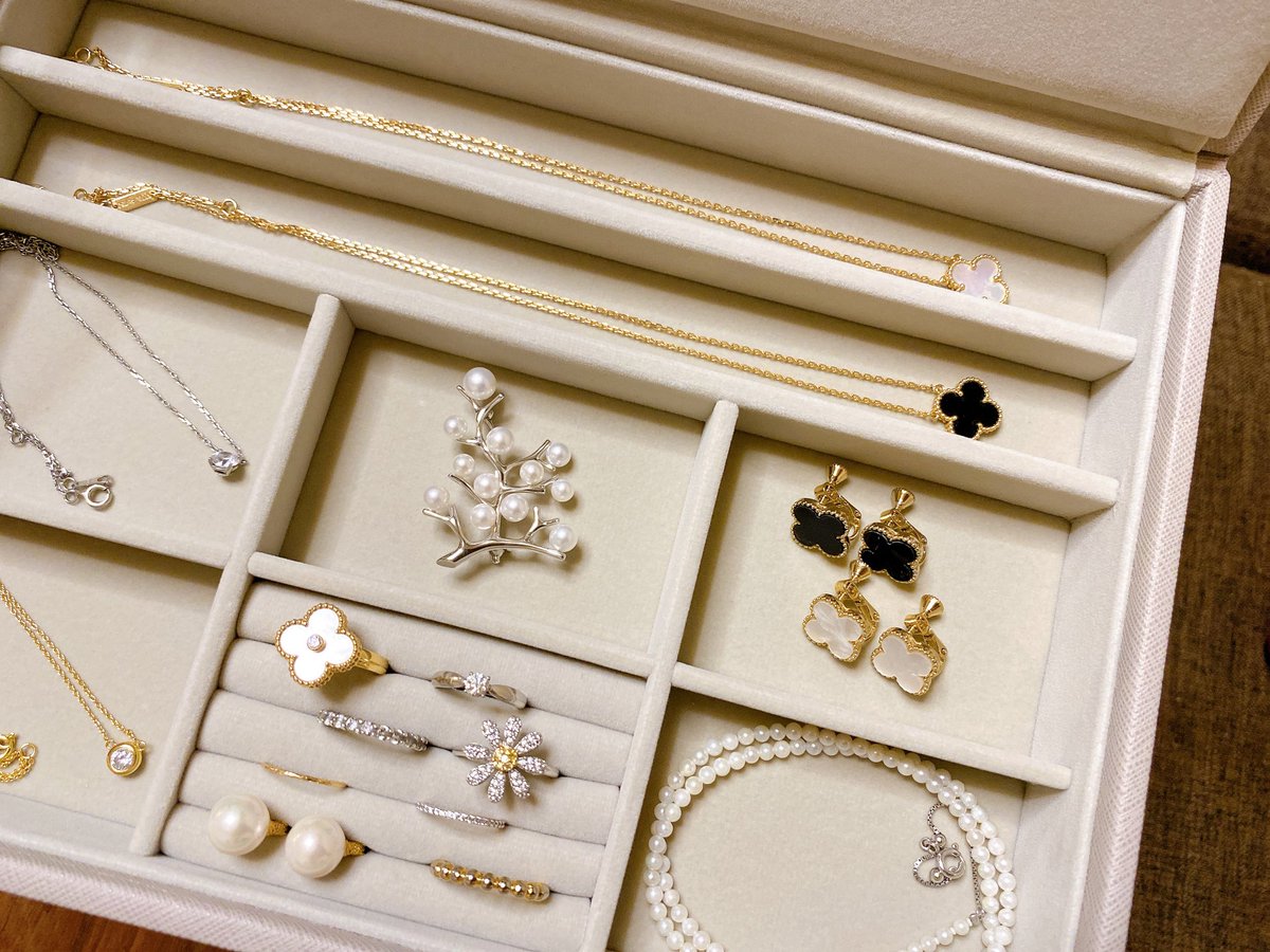 monemaroneko's tweet photo. ジュエリーボックスを買い替えたので入れ替えた💎
少数精鋭なのに思ったより大きくて（サイズ感いつも間違うひと🥹）まだまだ入りそう
時計の段が1つ余ってる
時計はこの2本あればもう足りてるけど、まだ少し先の50歳の記念に買おうかな
理想はジュエリー代わりにもなるV&amp;Aかな🍀 https://t.co/eY0gz0VUn0