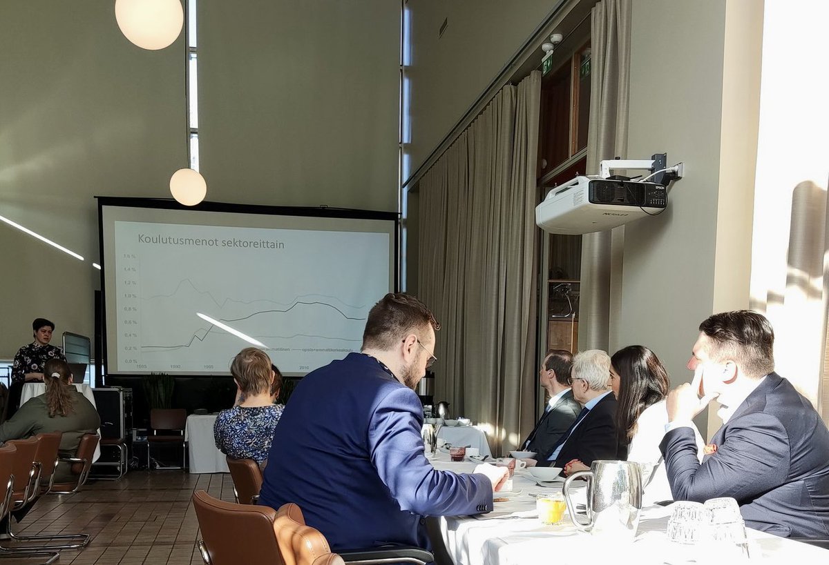 jussisalonranta's tweet photo. Insinööriliiton @SippolaA kertoi uusille kansanedustajille ammattikorkeakoulujen rahoituksen näkymistä. #tki-tavoitteisiin ei tulla pääsemään ilman ammattikorkeakoulujen nykyistä merkittävämpää rooli. Tilaisuuden avaussanat käytti #akava  puheenjohtaja @marialofg. https://t.co/B4Rya50QdB