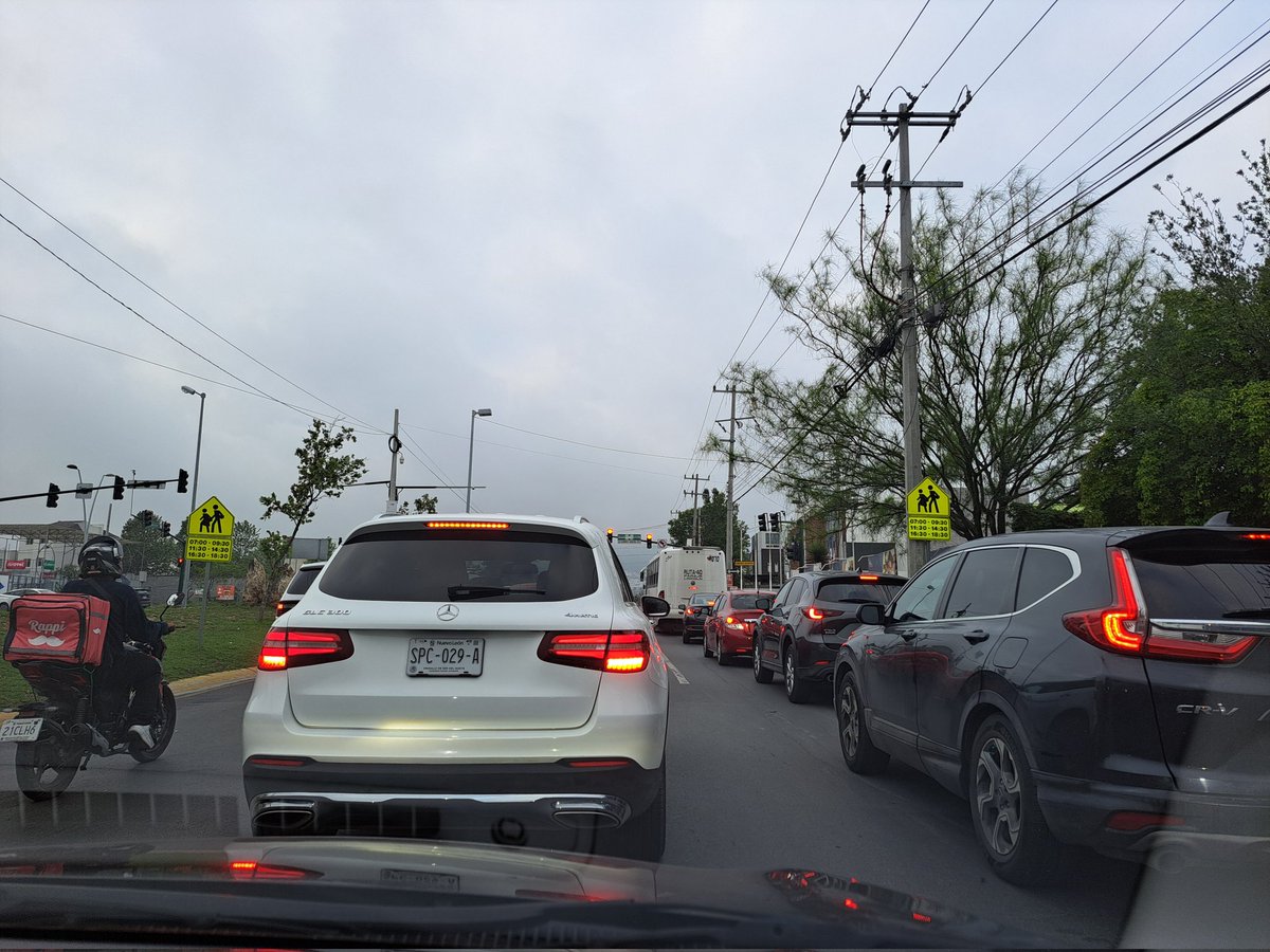 EVACC21's tweet photo. @ServPublicosMty el semáforo de  Av Puerta de Hierro con cruce Madeiras esta asincronizado desde el fin de semana, aposentos no solo por el trafico que se genera sino por el Colegio que se encuentra  en esa ubicación. 
Gracias https://t.co/JfKHUr0hOy