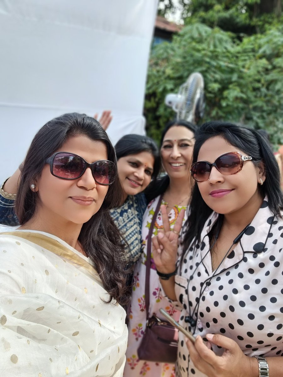 sharmapurnima1's tweet photo. last week pics,  girls braving the searing heat of April.....@iwpcdelhi  
  @archimishra, @bhartijainTOI , and @Simransodhi9 https://t.co/OQ46ztk6hc