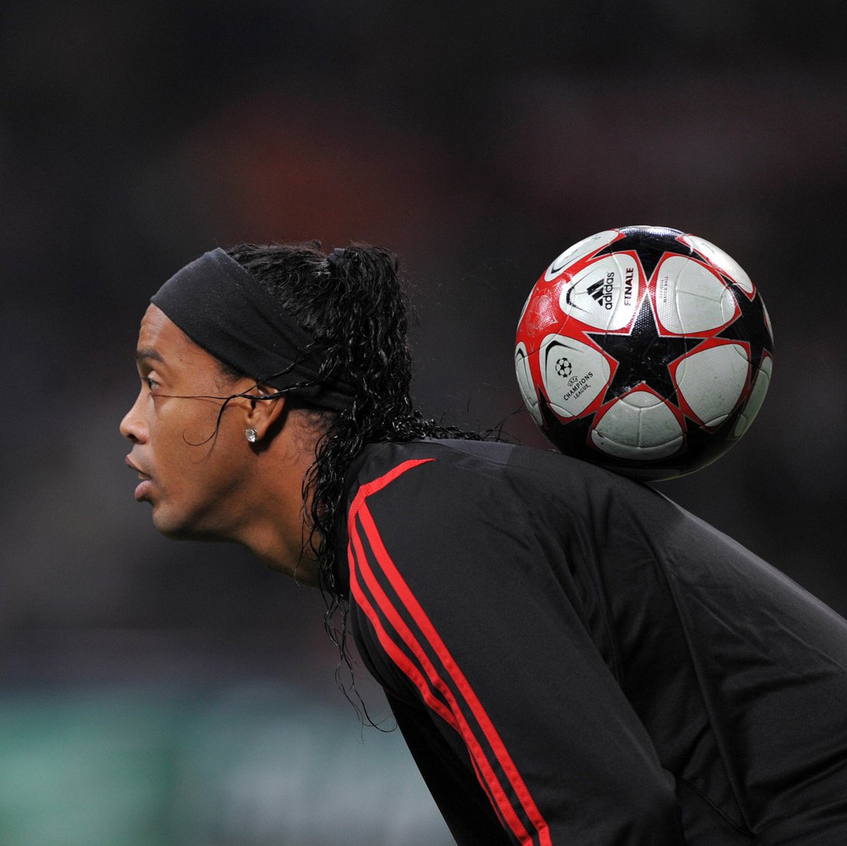 10Ronaldinho's tweet photo. #SempreMilan 🔴⚫️ https://t.co/Mc5ONkhBOv