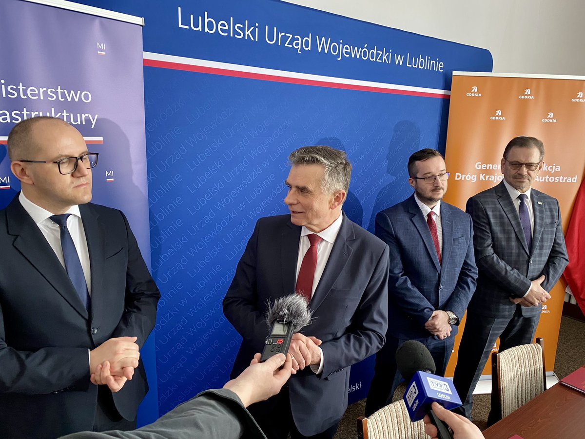 LUWLublin's tweet photo. W Chełmie w delegaturze #LUWLublin zostało podpisane porozumienie pomiędzy wojewodą lubelskim @LechSprawka a @GDDKiA ws. budowy dróg do obsługi przejścia granicznego w #Dorohusk i planowanego Terminala Samochodowego w #Okopy. https://t.co/G0ovPtl4j2