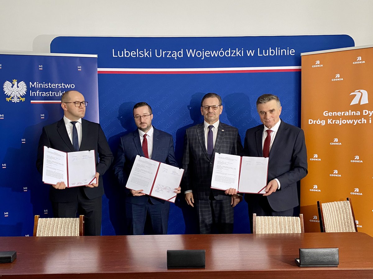 LUWLublin's tweet photo. W Chełmie w delegaturze #LUWLublin zostało podpisane porozumienie pomiędzy wojewodą lubelskim @LechSprawka a @GDDKiA ws. budowy dróg do obsługi przejścia granicznego w #Dorohusk i planowanego Terminala Samochodowego w #Okopy. https://t.co/G0ovPtl4j2
