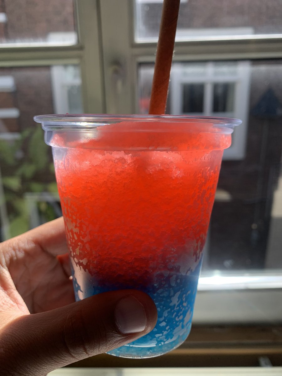 Papieren rietje in een plastic bekertje…