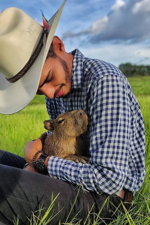choquei's tweet photo. 🚨BRASIL: 'Pai' de capivara filhote viral é multado em R$ 17 mil pelo Ibama e terá animal recolhido. https://t.co/aUb6h5HGt5