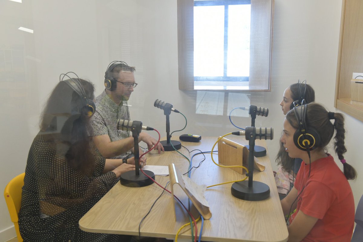 sanchezagustino's tweet photo. Hoxe segunda xornada de visita de Jussi Roms, director de Veikkola School, onde estivemos de Erasmus+ en setembro. O alumnado de 6º entrevistouno para CEIBE Radio. @CfrPontevedra #Radionabiblio #bescolaresgal #ErasmusPlus https://t.co/wcv6SytMRB