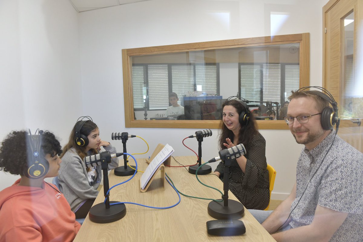 sanchezagustino's tweet photo. Hoxe segunda xornada de visita de Jussi Roms, director de Veikkola School, onde estivemos de Erasmus+ en setembro. O alumnado de 6º entrevistouno para CEIBE Radio. @CfrPontevedra #Radionabiblio #bescolaresgal #ErasmusPlus https://t.co/wcv6SytMRB