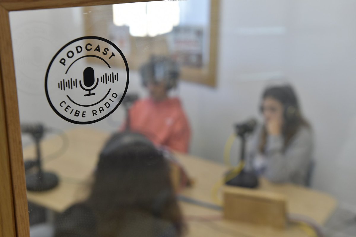 sanchezagustino's tweet photo. Hoxe segunda xornada de visita de Jussi Roms, director de Veikkola School, onde estivemos de Erasmus+ en setembro. O alumnado de 6º entrevistouno para CEIBE Radio. @CfrPontevedra #Radionabiblio #bescolaresgal #ErasmusPlus https://t.co/wcv6SytMRB
