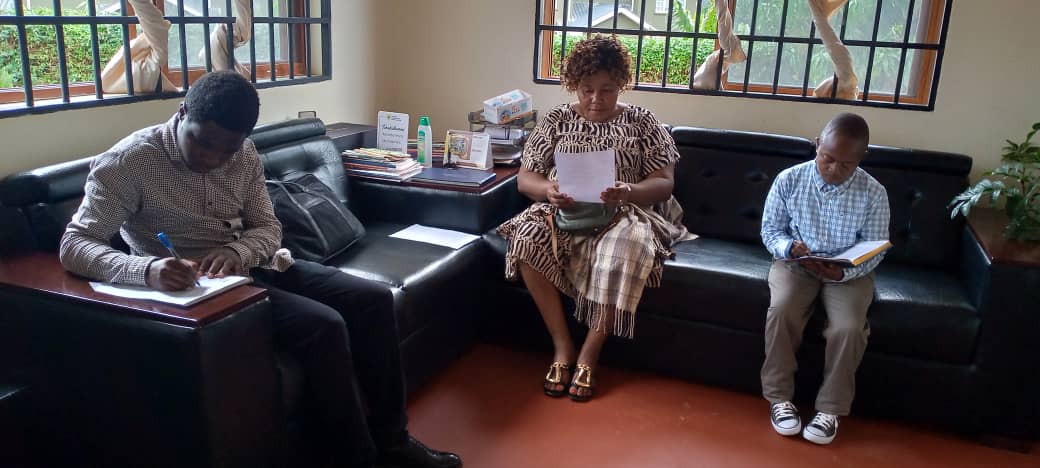 Tusonge_CDO's tweet photo. SMAUJATA delegate visited TUSONGE to learn about our works and identify areas of collaboration on ending GBV. The meeting confirmed the need for joint efforts to address GBV in communities.
#jointefforts
#endgbv
#learningvisit https://t.co/B5Nlks2GdI
