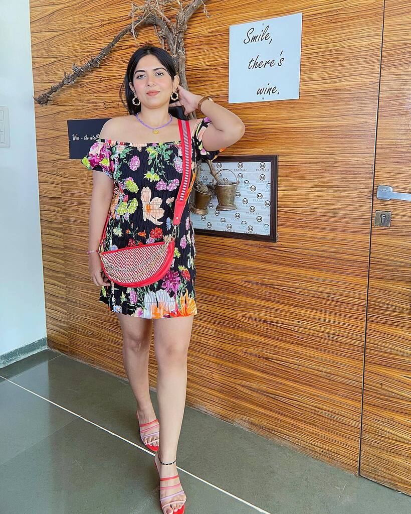 bhumika_t's tweet photo. Smile, there’s wine 🍷

#tapfordetails #tapfordeets #outfitdiary #outfitdetails #indianfashionblog #hmxme #hmindia #shopbop https://t.co/eAyXYRu7M9 https://t.co/JQCI06Pjtj