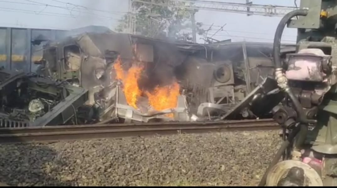 HanumanSinghM19's tweet photo. #TrainAccident
लोकोपायलेट मानव है या मशीन कौन तय करेगा , 15 घंटे ड्युटी के बाद हादसा है या हत्या कौन तय करेगा ?  जवाब दिजिऐ ,😭😭AC में बैठकर तानाशाही करने वाले अधिकारी @Central_Railway @RailMinIndia @AshwiniVaishnaw @PMOIndia @UNHumanRights @narendramodi @opnagar015 @ChicholeH https://t.co/OHiuCuzdiY
