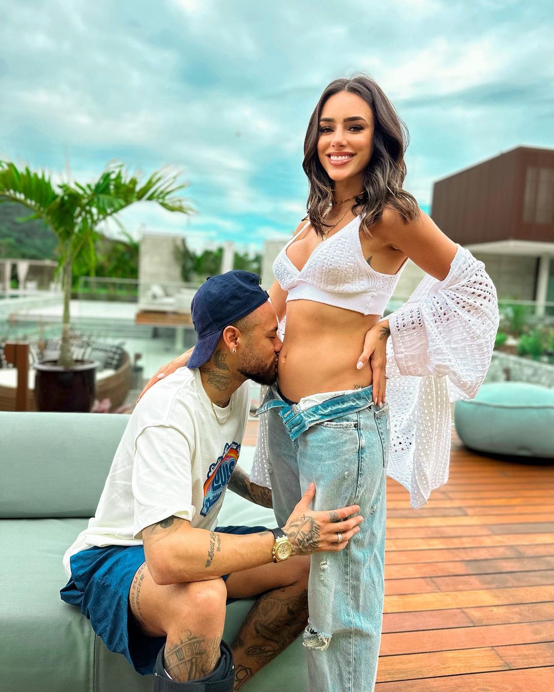 VIVOplay on X: "El futbolista brasileño Neymar y y la modelo Bruna Biancardi anunciaron en sus redes sociales que están esperando un hijo. La pareja hizo el anuncio con una tierna foto