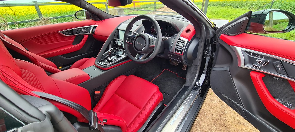 MttRbnsn's tweet image. It has been *ages* since I last drove a @Jaguar #FType - well before its 2019 facelift, in fact - so here's a £92,930-as-tested #P450 #RDynamic #Coupe with that glorious 5.0 s/c #V8 in it.

Loving the combo of Santorini Black over a Mars Red Windsor leather interior. 👌👌👌