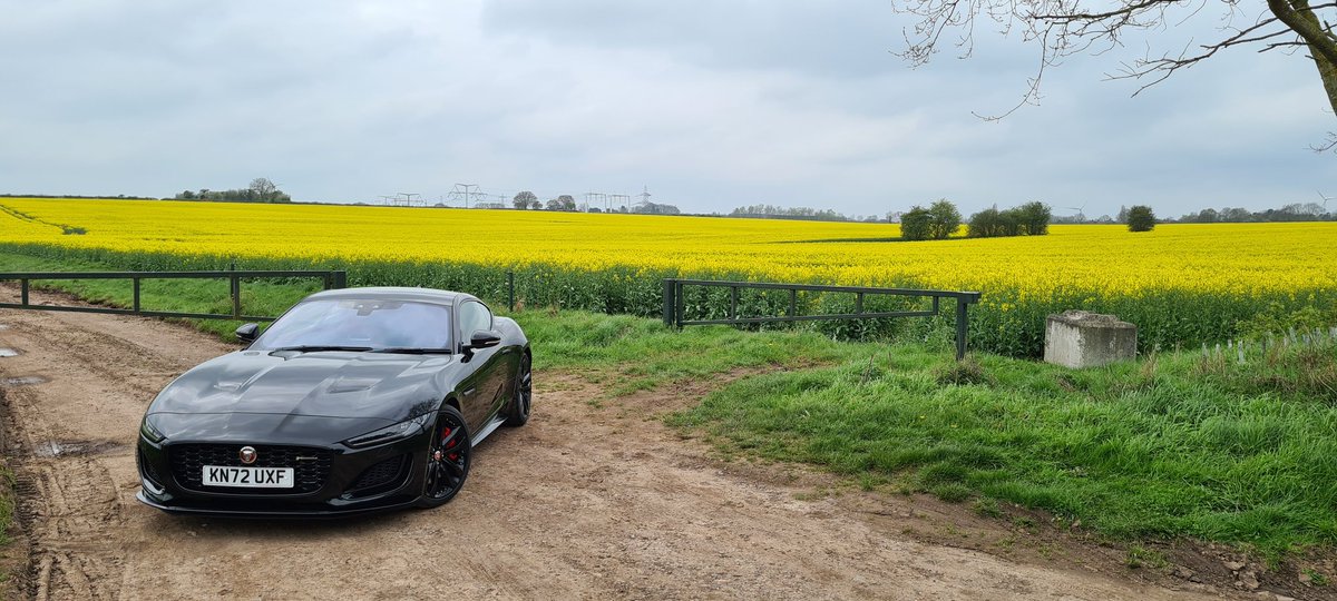 MttRbnsn's tweet image. It has been *ages* since I last drove a @Jaguar #FType - well before its 2019 facelift, in fact - so here's a £92,930-as-tested #P450 #RDynamic #Coupe with that glorious 5.0 s/c #V8 in it.

Loving the combo of Santorini Black over a Mars Red Windsor leather interior. 👌👌👌