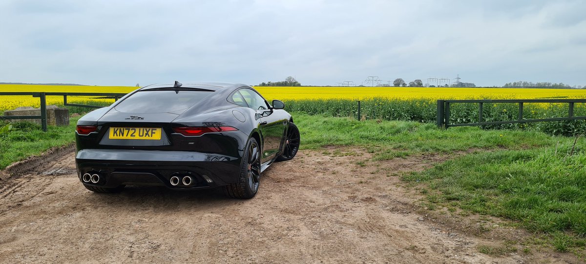 MttRbnsn's tweet image. It has been *ages* since I last drove a @Jaguar #FType - well before its 2019 facelift, in fact - so here's a £92,930-as-tested #P450 #RDynamic #Coupe with that glorious 5.0 s/c #V8 in it.

Loving the combo of Santorini Black over a Mars Red Windsor leather interior. 👌👌👌