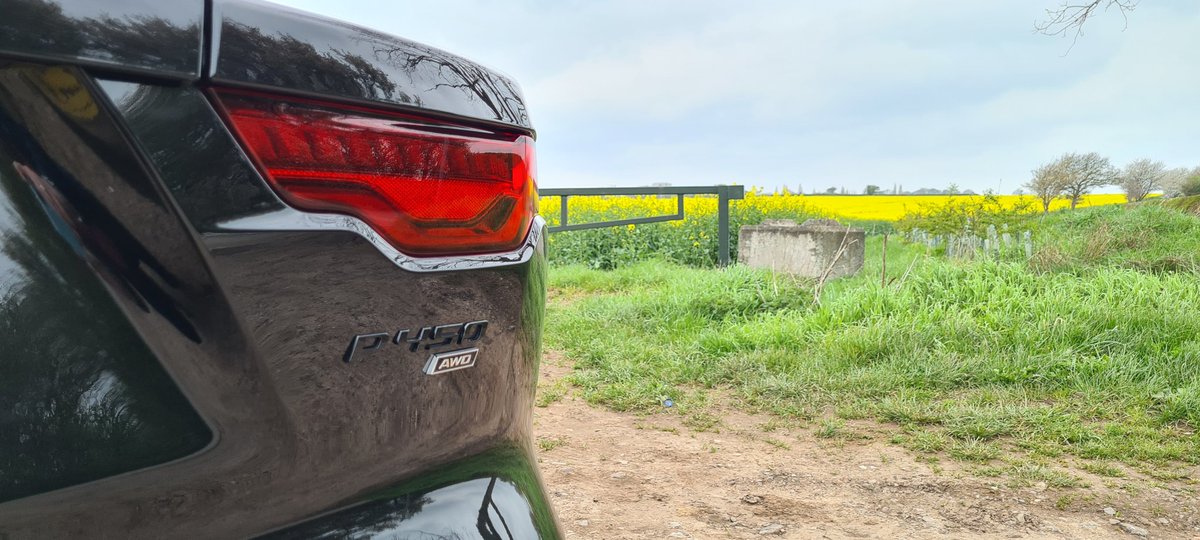 MttRbnsn's tweet image. It has been *ages* since I last drove a @Jaguar #FType - well before its 2019 facelift, in fact - so here's a £92,930-as-tested #P450 #RDynamic #Coupe with that glorious 5.0 s/c #V8 in it.

Loving the combo of Santorini Black over a Mars Red Windsor leather interior. 👌👌👌