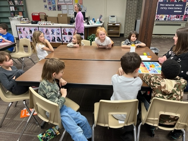 AbbeyJBolton's tweet image. 1st Grade coding with @ErinBugarcic in the library!
#SuperCoders #DaveyDragons @KentSchools