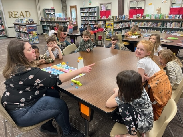 AbbeyJBolton's tweet image. 1st Grade coding with @ErinBugarcic in the library!
#SuperCoders #DaveyDragons @KentSchools