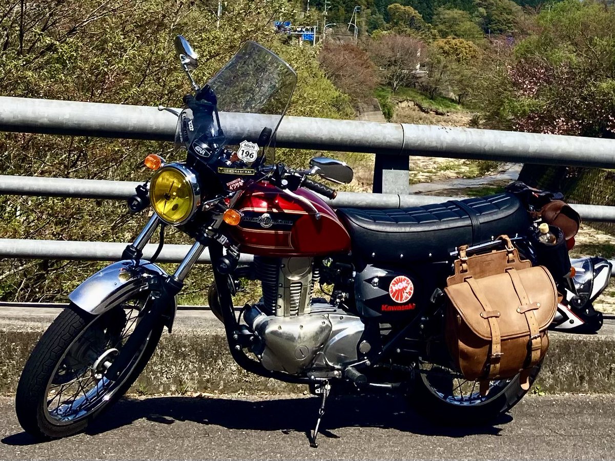 v326886487's tweet photo. 52才になりました！元気にバイクに乗ってます。愛媛、四国の山の中に出没するおっさんKawasaki ESTRELLA乗り。乗るは楽し、されど帰るまでがツーリング。主にバイクの事を呟きます。#バイク乗りと繋がりたい #バイク #ツーリング #林道 #オートバイ #エストレヤ　#カワサキ　#KawasakiESTRELLA https://t.co/3fYev5LPyf