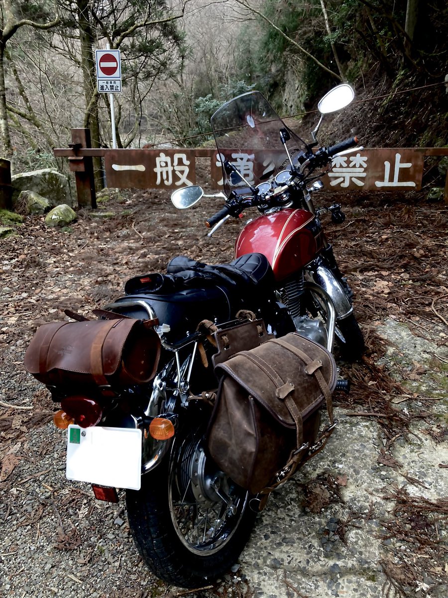 v326886487's tweet photo. 52才になりました！元気にバイクに乗ってます。愛媛、四国の山の中に出没するおっさんKawasaki ESTRELLA乗り。乗るは楽し、されど帰るまでがツーリング。主にバイクの事を呟きます。#バイク乗りと繋がりたい #バイク #ツーリング #林道 #オートバイ #エストレヤ　#カワサキ　#KawasakiESTRELLA https://t.co/3fYev5LPyf