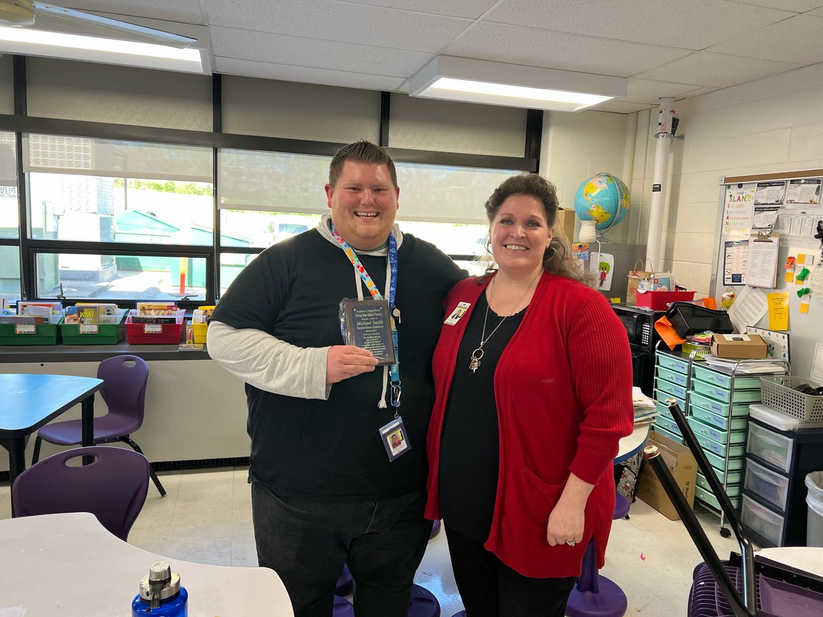 GrandviewCSD4's tweet image. EMPOWER PASSION:  Congratulations to Rising Star Finalist Butcher Greene teacher Michael Smith.  Michael received a surprise visit from  Assistant Superintendent Dr. Prissy LeMay and Principal Kelly Nash who delivered the news. #EmpowerPassion