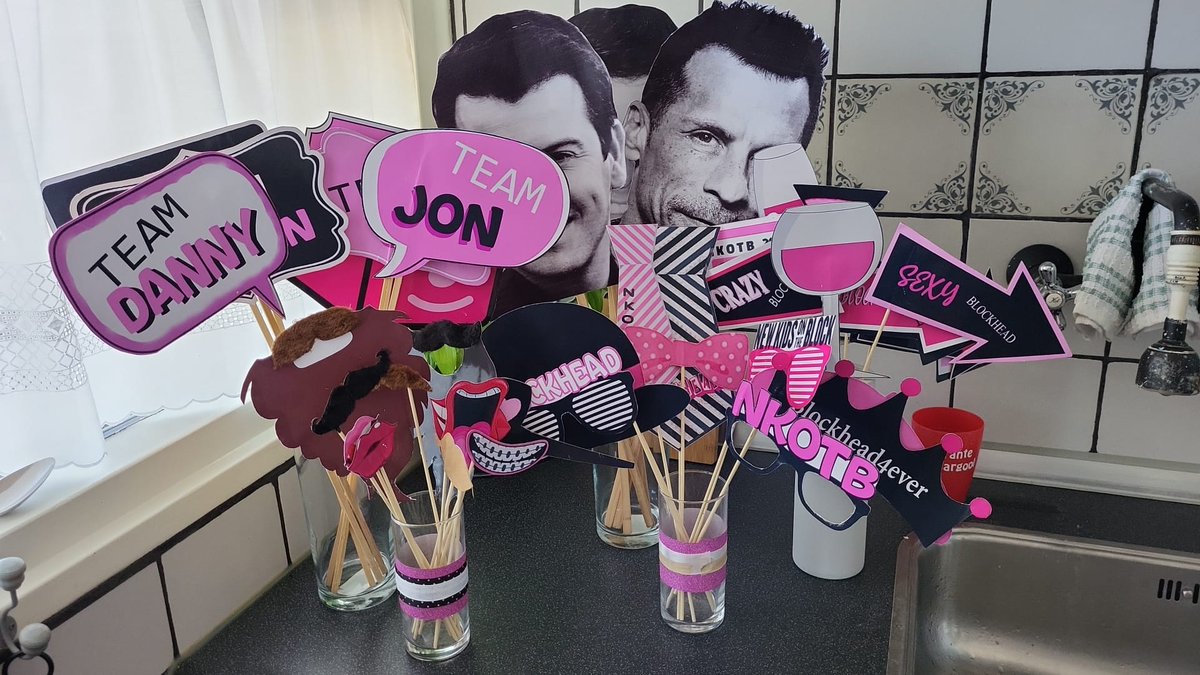 DutchBlockhead's tweet image. 2 days until our Dutch/Belgium @NKOTB fan meeting weekend.. 35 blockheads, 2 days talking, dancing, singing,drinking,playing games about our 5 favorite guys from Boston. #BlockheadGathering #BHLOVE #loveeternal #TheNetherlands #Belgium