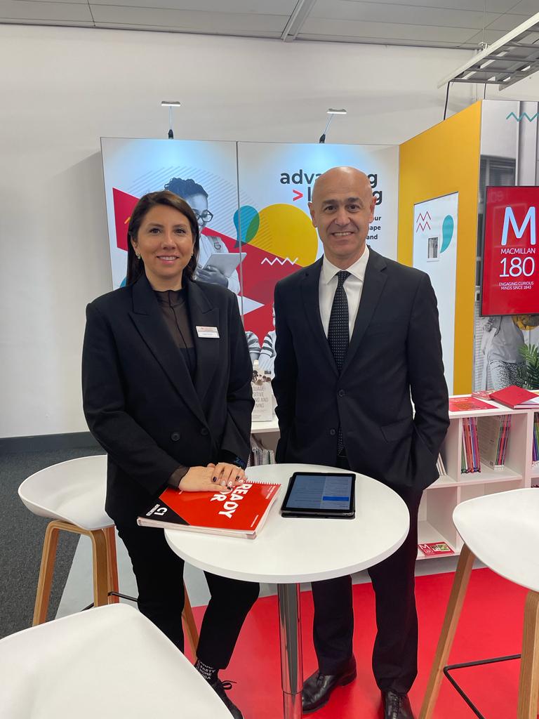 Eaquals's tweet photo. Catching up with some of our #Eaqualsmembers at the 56th IATEFL Conference. Our Executive Director, Lou McLaughlin, met with Mike Riley from @NILE_ELT and Erdem Hacıfazlıoğlu and Duygu ERDOĞAN from Macmillan Education, who are #EaqualsAssociateMembers.
#IATEFL #languageeducation https://t.co/vQHp5NXxO7