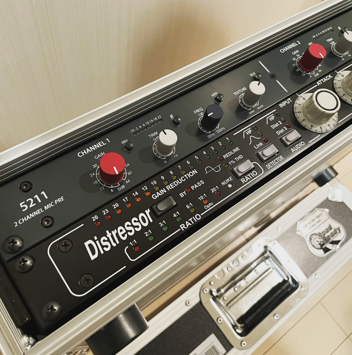 equal_namba's tweet photo. Distressorを購入しました🎛️
5211もヒロヤ個人で所有してるもので、こちらもレコーディングに使用していきます
当面の間はヒロヤのご予約のみで使用します
ケーブルは全てkojo medusa、mogami 2534🔌
最強
#mng #empiricallabs #distressor #rupertnevedesigns #kojo #medusa #mogami2534 https://t.co/rC9ebf9uyI