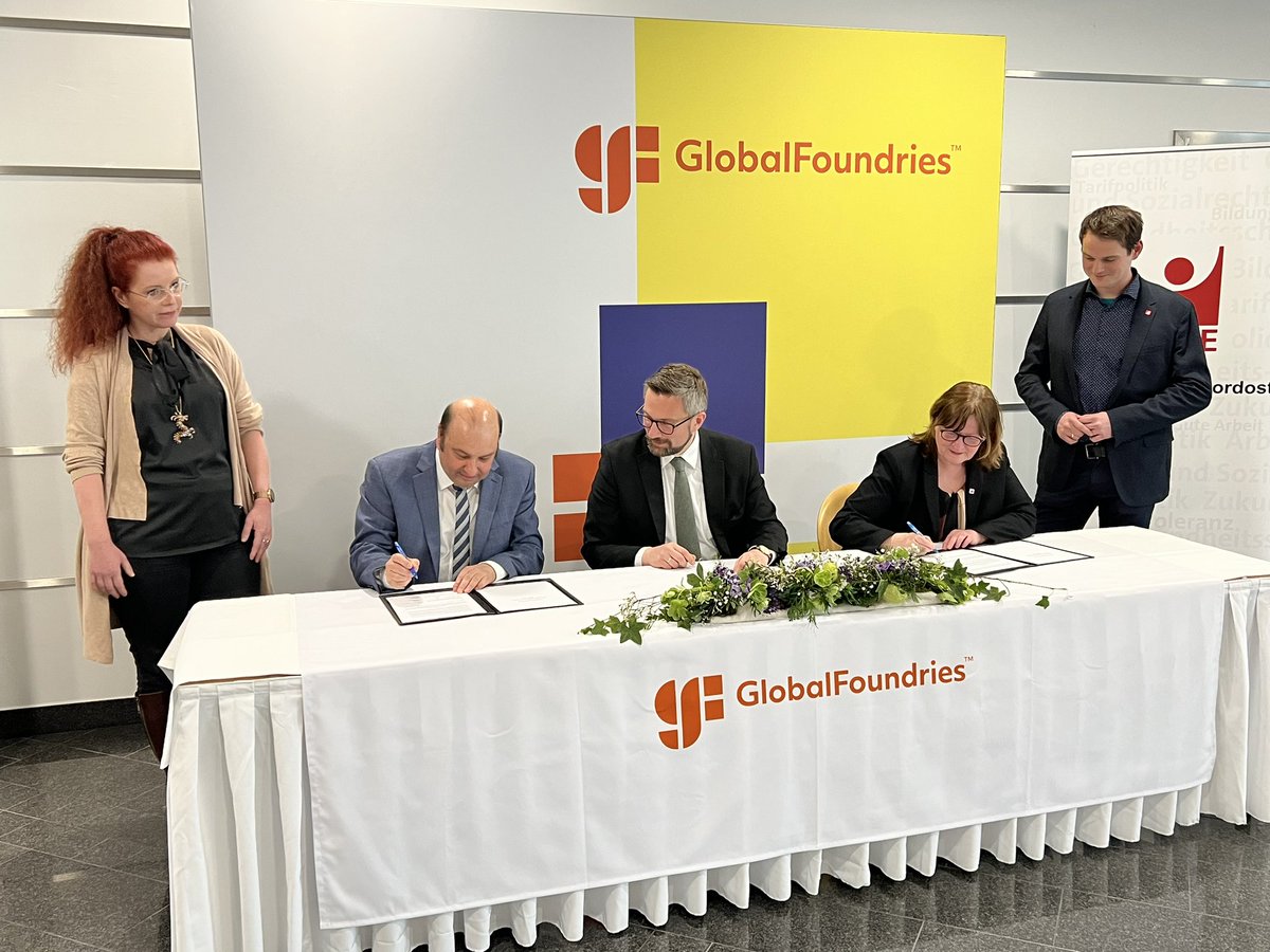 SMWA_SN's tweet photo. Das größte Halbleiterunternehmen Europas @GFfab1 GlobalFoundries in Dresden, hat gerade seinen ersten Haustarifvertrag für 1.900 MitarbeiterInnen im Beisein von Arbeitsminister @MartinDulig geschlossen. Dulig: „Das ist gut und wichtig für die Mitarbeiterinnen und Mitarbeiter, 1/2 https://t.co/1e54yqWNI2