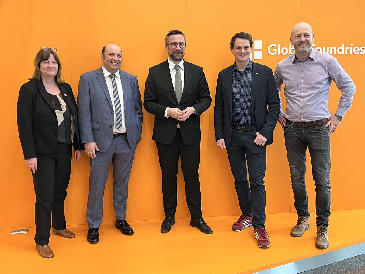 SMWA_SN's tweet photo. Das größte Halbleiterunternehmen Europas @GFfab1 GlobalFoundries in Dresden, hat gerade seinen ersten Haustarifvertrag für 1.900 MitarbeiterInnen im Beisein von Arbeitsminister @MartinDulig geschlossen. Dulig: „Das ist gut und wichtig für die Mitarbeiterinnen und Mitarbeiter, 1/2 https://t.co/1e54yqWNI2