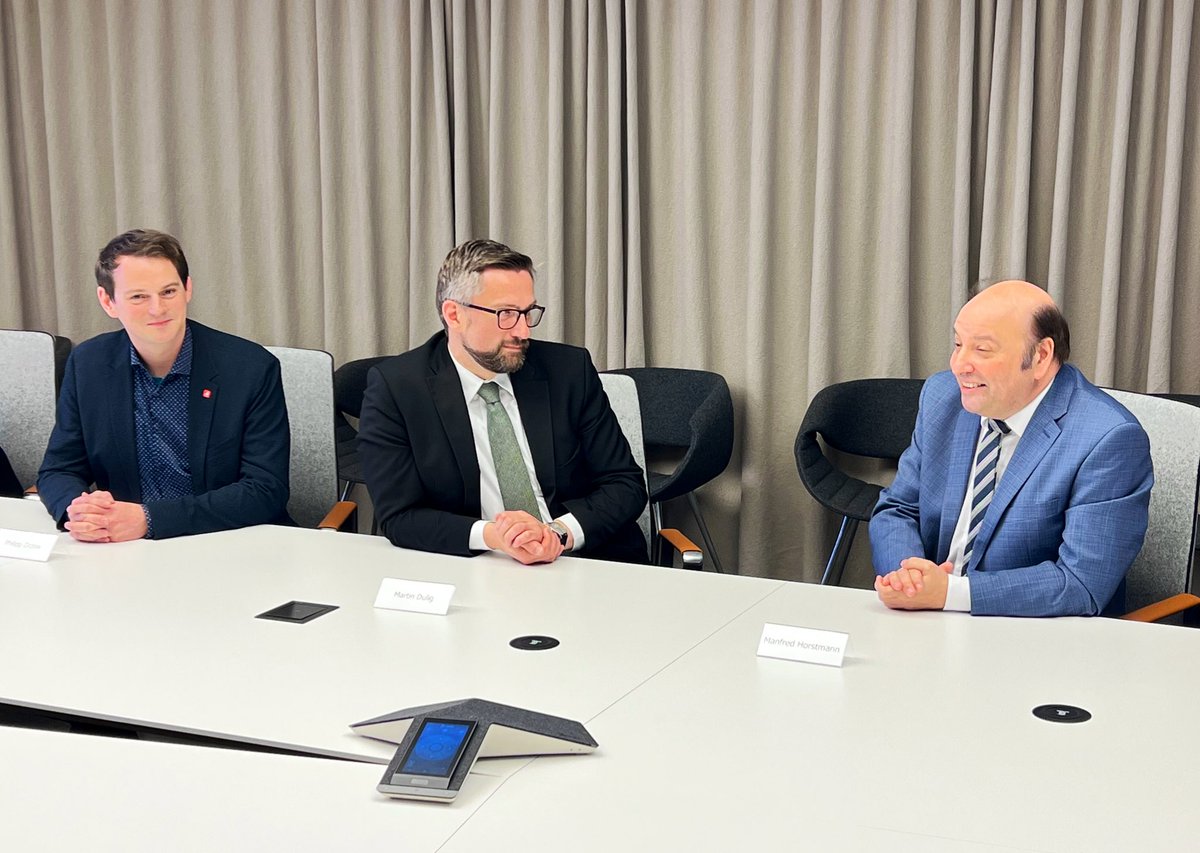 SMWA_SN's tweet photo. Das größte Halbleiterunternehmen Europas @GFfab1 GlobalFoundries in Dresden, hat gerade seinen ersten Haustarifvertrag für 1.900 MitarbeiterInnen im Beisein von Arbeitsminister @MartinDulig geschlossen. Dulig: „Das ist gut und wichtig für die Mitarbeiterinnen und Mitarbeiter, 1/2 https://t.co/1e54yqWNI2