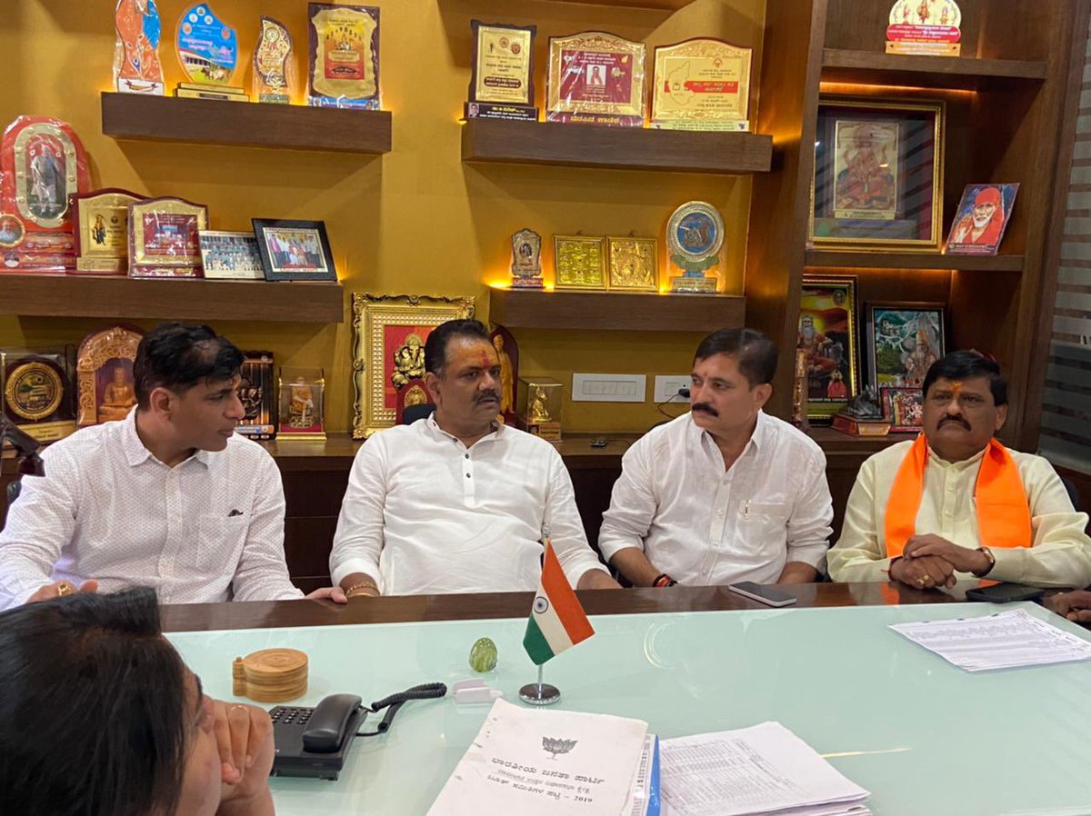 jitu_vaghani's tweet photo. दावणगेरे (नॉर्थ) विधानसभा सीट के प्रत्याशी श्री लोकिकेरे नागराज जी के साथ कोल सेंटर की मुलाक़ात लेकर कार्यकर्ताओं के साथ चुनाव के संदर्भ में बैठक की।
#KarnatakaAssemblyElection 
@narendramodi @JPNadda @AmitShah @BJP4India https://t.co/JQeThMBQ5G