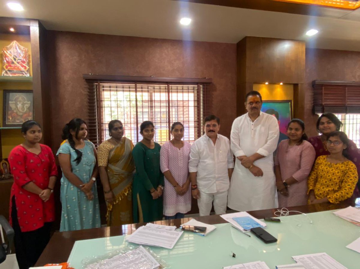 jitu_vaghani's tweet photo. दावणगेरे (नॉर्थ) विधानसभा सीट के प्रत्याशी श्री लोकिकेरे नागराज जी के साथ कोल सेंटर की मुलाक़ात लेकर कार्यकर्ताओं के साथ चुनाव के संदर्भ में बैठक की।
#KarnatakaAssemblyElection 
@narendramodi @JPNadda @AmitShah @BJP4India https://t.co/JQeThMBQ5G