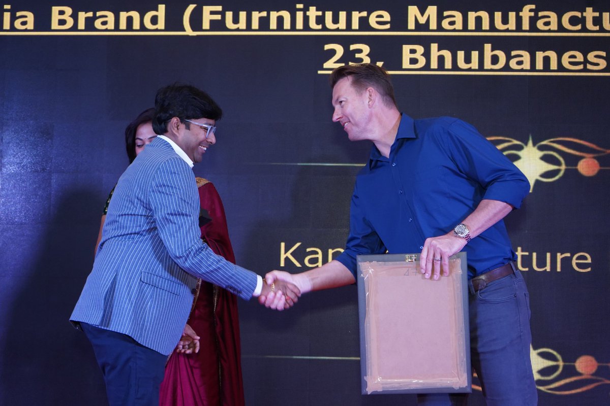 TimeCyberMedia's tweet photo. #IndiaBrandIconAward2023 #IBIA2023 #mumbai #TimeCyberMedia #BrettLee #awarded https://t.co/8o6UfAotVU