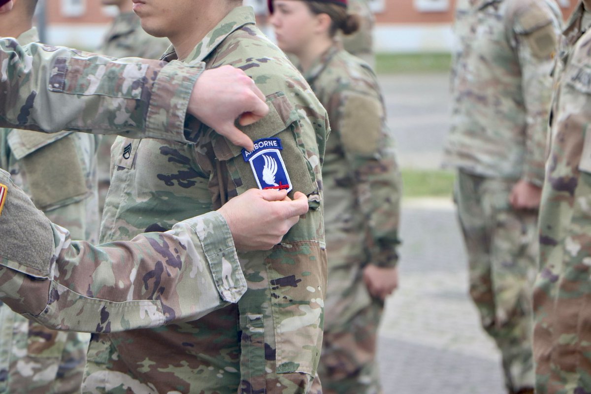 173rdAbnBde's tweet photo. #Welcome to the Herdโผ๏ธ
Today we welcomed new #SkySoldiers ๐ช to our family by adding #173rd patches to their shoulders.
Letโs hear it for our newest #paratroopers ๐๐๐
@USArmy ๐ธ by 2nd Lt. Anh Tran
#StrongerTogether #BeAllYouCanBe #BeASkySoldier #CultureOfAwesomeness https://t.co/3oi6iHr6vw