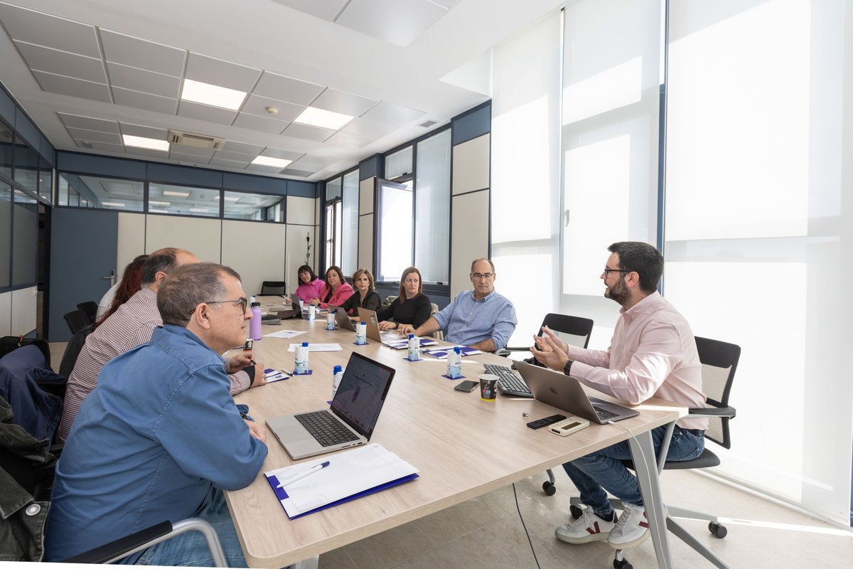 UJIuniversitat's tweet photo. Les universitats públiques valencianes avancen en el projecte #ProDigital per a la millora de les competències digitals. Aquest, coordinat per l'UJI, està finançat pel programa #UniDigital del @UniversidadGob amb un pressupost de prop de 900.000 €. 🆕: https://t.co/Ed7tzgUEvQ https://t.co/tgJGWXFtfm