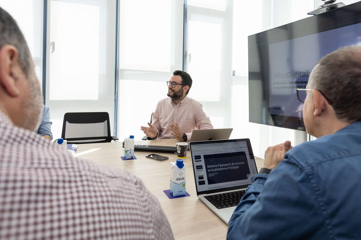 UJIuniversitat's tweet photo. Les universitats públiques valencianes avancen en el projecte #ProDigital per a la millora de les competències digitals. Aquest, coordinat per l'UJI, està finançat pel programa #UniDigital del @UniversidadGob amb un pressupost de prop de 900.000 €. 🆕: https://t.co/Ed7tzgUEvQ https://t.co/tgJGWXFtfm