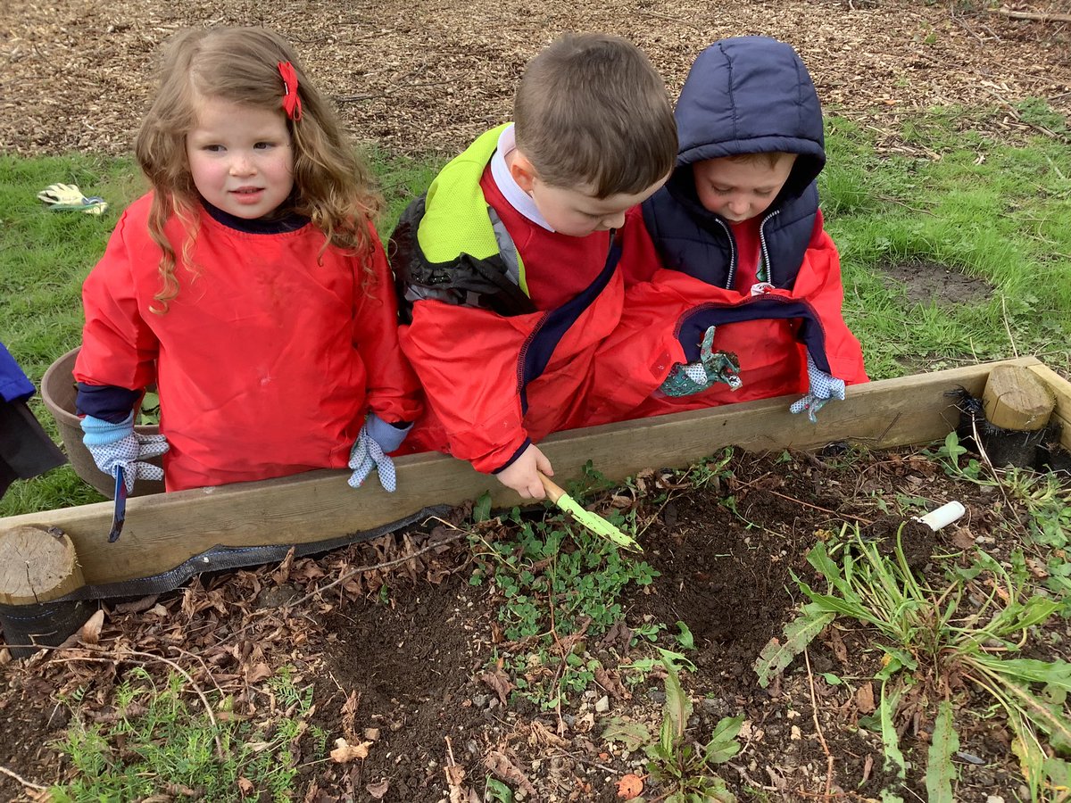 NantYParcSchool's tweet photo. Nursery having lots of fun preparing the garden for summer 💐🌷🌺 #Greenfingers @MrsBThomas77 https://t.co/CmUyu29mQc