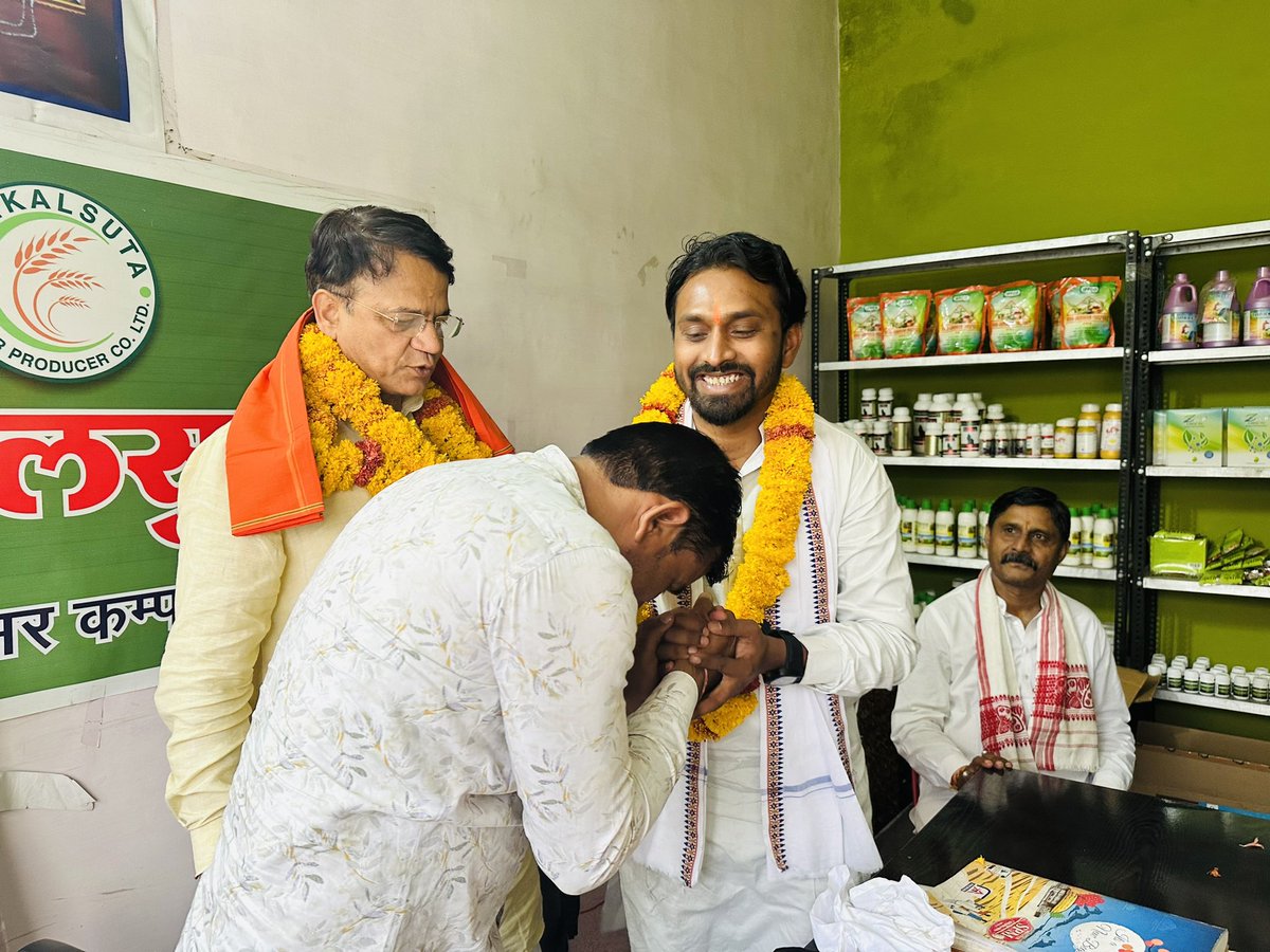 CShekharBJPMP's tweet photo. भाजपा पिछड़ा वर्ग मोर्चा के #घर_घर_चलो #गांव_गांव_चलो_अभियान के अन्तर्गत जबलपुर ग्रामीण प्रवास पर   #बरगी_विधानसभा के भेड़ाघाट मण्डल में संपर्क के दौरान भाजपा मंडल अध्यक्ष श्री धीरज पटेल जी के संस्थान में प्रमुख समाजसेवियों से संपर्क हुआ 

जिसमें मुख्य रूप से भाजपा पिछड़ा वर्ग मोर्चा के प्रदेश महामंत्री एवं जबलपुर संभाग प्रभारी आदरणीय श्री संतोष राठौर जी ,भाजपा पिछड़ा वर्ग मोर्चा जबलपुर ग्रामीण अध्यक्ष श्री संजय पटेल जी ,जबलपुर ग्रामीण प्रभारी श्री नितिन नामदेव जी भाजपा बरगी विधानसभा संयोजक श्री संदीप शुक्ला जी ,युवा मोर्चा पूर्व ज़िला मंत्री श्री बलराम पटेल जी उपस्थित रहे 
@BJP4OBCMorcha @drlaxmanbjp @BJP4MP @Narayan4bjp_  
#ChandrashekharPatelBJP