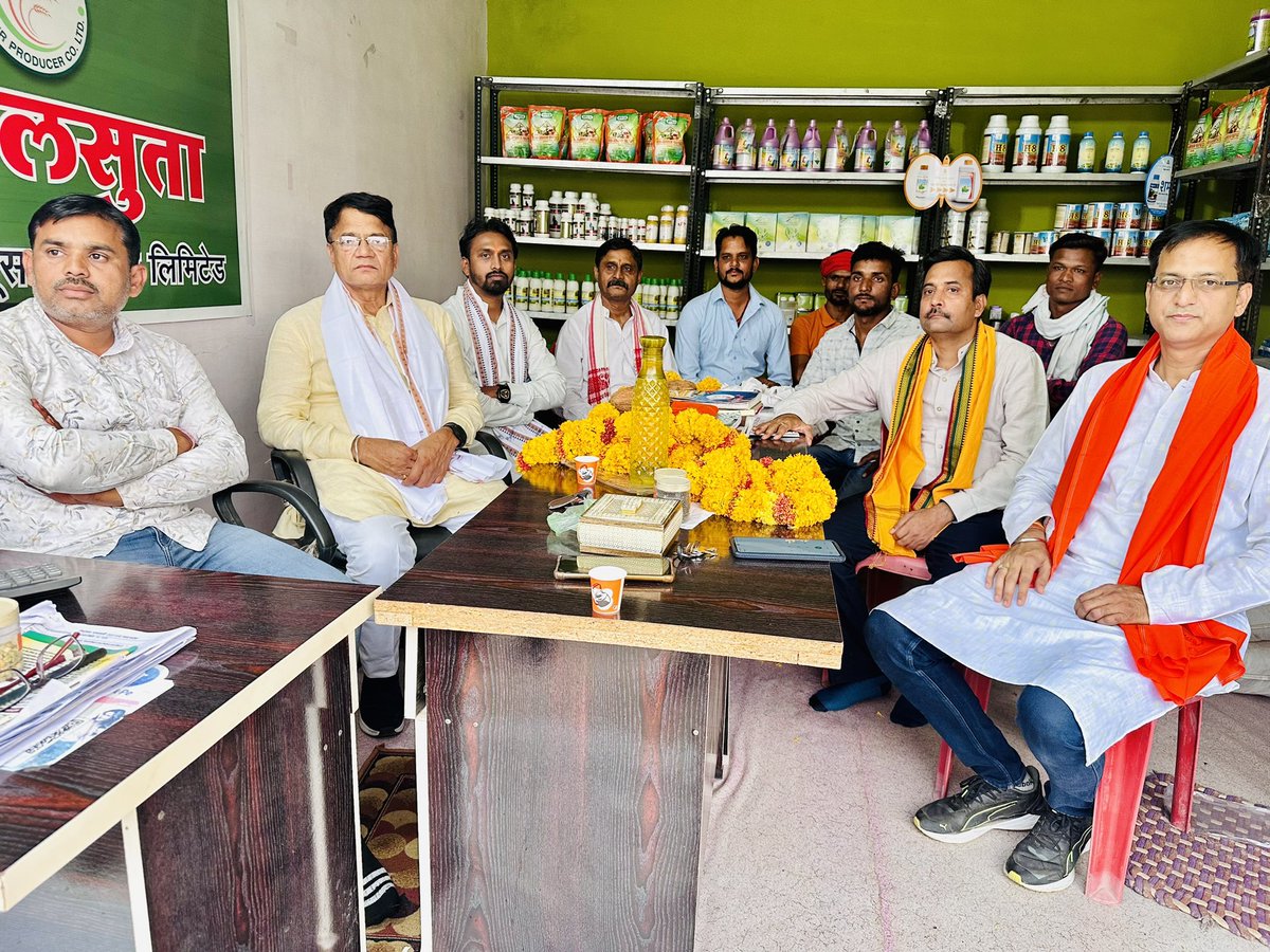 CShekharBJPMP's tweet photo. भाजपा पिछड़ा वर्ग मोर्चा के #घर_घर_चलो #गांव_गांव_चलो_अभियान के अन्तर्गत जबलपुर ग्रामीण प्रवास पर   #बरगी_विधानसभा के भेड़ाघाट मण्डल में संपर्क के दौरान भाजपा मंडल अध्यक्ष श्री धीरज पटेल जी के संस्थान में प्रमुख समाजसेवियों से संपर्क हुआ 

जिसमें मुख्य रूप से भाजपा पिछड़ा वर्ग मोर्चा के प्रदेश महामंत्री एवं जबलपुर संभाग प्रभारी आदरणीय श्री संतोष राठौर जी ,भाजपा पिछड़ा वर्ग मोर्चा जबलपुर ग्रामीण अध्यक्ष श्री संजय पटेल जी ,जबलपुर ग्रामीण प्रभारी श्री नितिन नामदेव जी भाजपा बरगी विधानसभा संयोजक श्री संदीप शुक्ला जी ,युवा मोर्चा पूर्व ज़िला मंत्री श्री बलराम पटेल जी उपस्थित रहे 
@BJP4OBCMorcha @drlaxmanbjp @BJP4MP @Narayan4bjp_  
#ChandrashekharPatelBJP