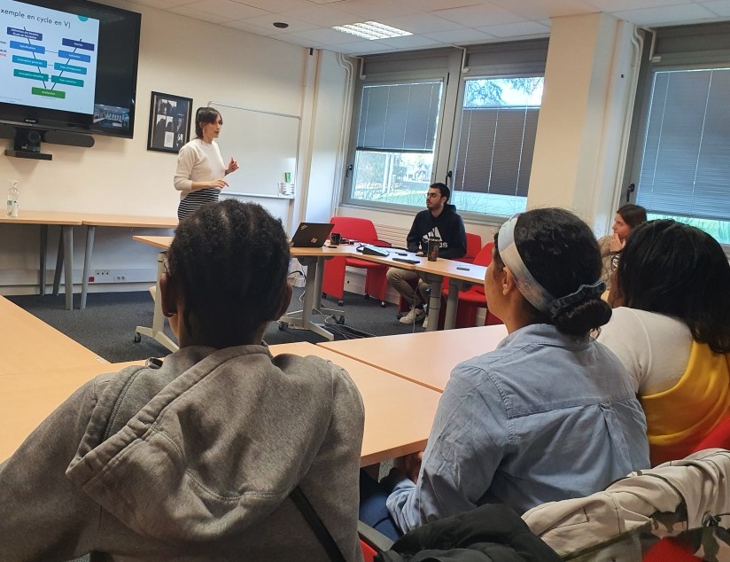 LPNews_PDL's tweet photo. #Nantes l Les équipes #IT du @GroupeLaPoste reçoivent 1⃣5⃣ collégiennes de la promo Wi-filles pour présenter leurs métiers 👩‍💻💻
➡️La Poste est associée à l’action Wi-filles @FondationFACE44 qui promeut l'informatique auprès des jeunes filles et lève les freins à leur orientation https://t.co/2Srr6ocEO1
