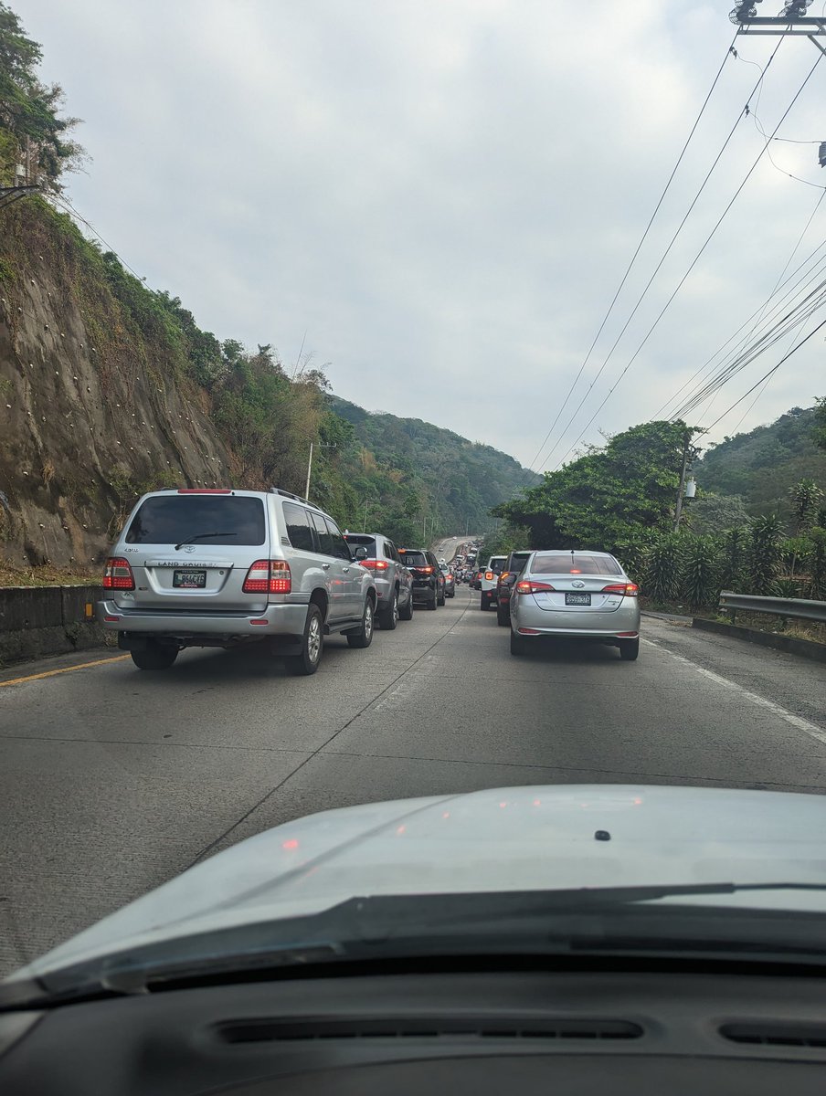 IdaliaCastro14's tweet photo. @VMTElSalvador Se necesita ayuda en la gestión del tráfico de la carretera al puerto de la libertad #surfcity, hay tráfico desde las 6 am. Para llegar de Zaragoza a Santa Tecla, se tarda uno 2 horas y media para recorrer menos de 10 kilómetros y marcar tarde aunque madruguemos!!! https://t.co/UxdZ1NSbq5