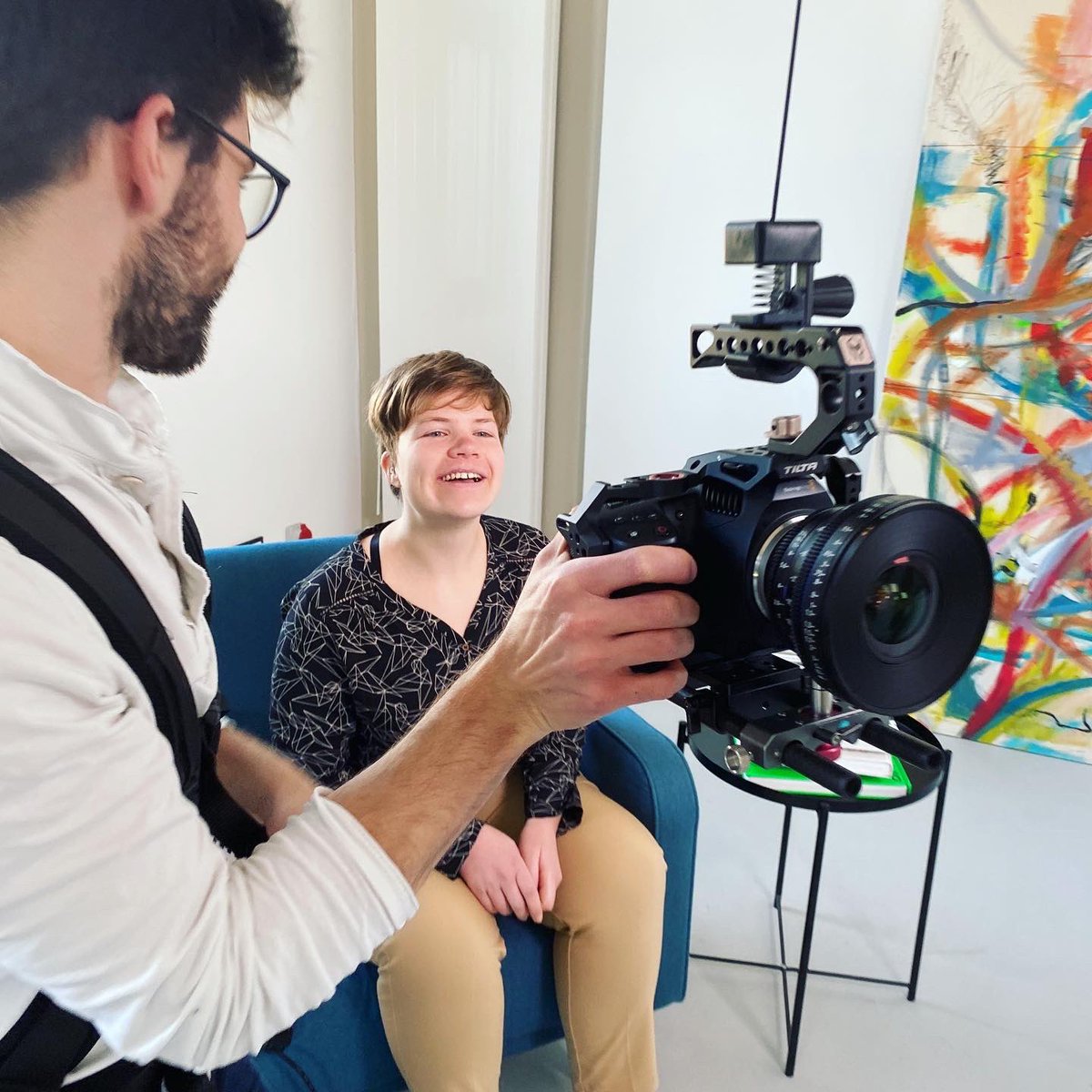 paperkitefilm's tweet photo. Heute drehen wir mit der Schauspielerin Adriane Große bei Köln im „Kaethe:k Kunsthaus" ein weiteres Interview zum Strukturprogramm „ARTplus" für den EUCREA e.V. 🎬#Inklusion #Kunst #Teilhabe #Bildung #ARTplus #Eucrea #behindthescenes #interview #filmproduktion #kaethek https://t.co/1RL0KY8rmi