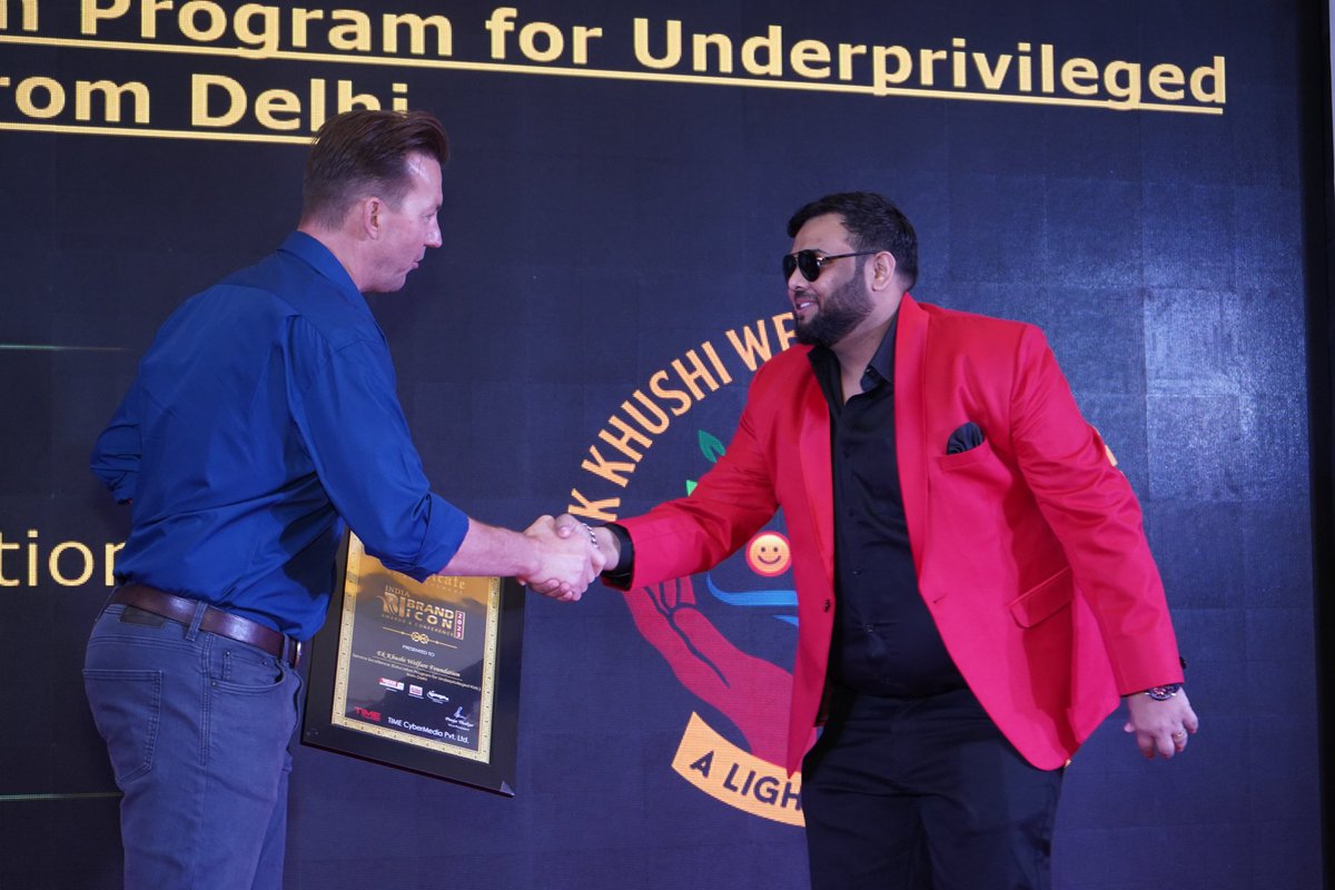 TimeCyberMedia's tweet photo. #IndiaBrandIconAward2023 #IBIA2023 #mumbai #TimeCyberMedia #BrettLee #awarded https://t.co/hVhhdOdXo7