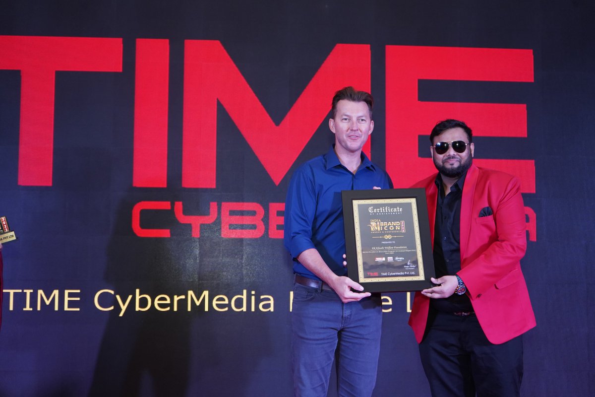 TimeCyberMedia's tweet photo. #IndiaBrandIconAward2023 #IBIA2023 #mumbai #TimeCyberMedia #BrettLee #awarded https://t.co/hVhhdOdXo7