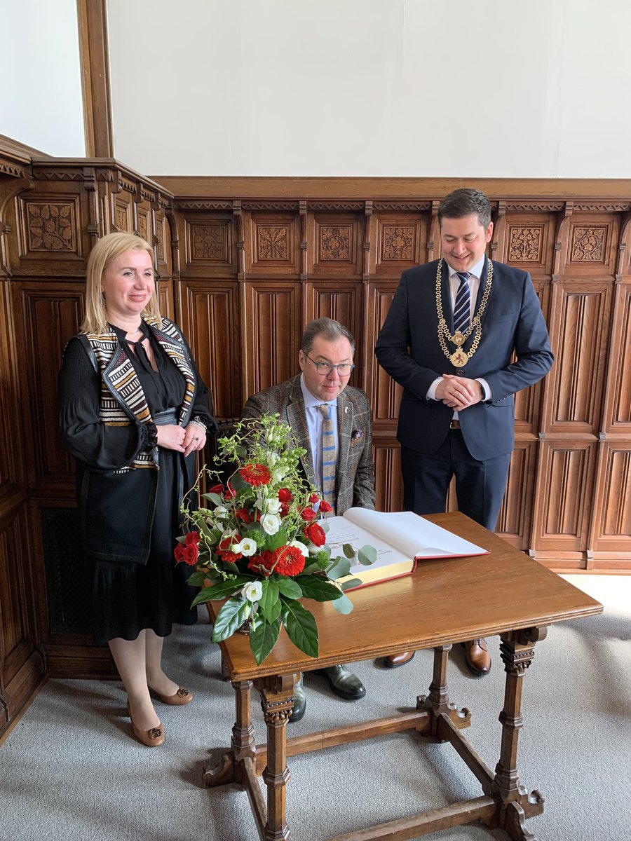 Botschafter <a href="/Makeiev/">Oleksii MAKEIEV 🇺🇦</a> ist heute zum Antrittsbesuch in #Braunschweig und hat sich in das Goldene Buch der Stadt eingetragen. Herzlich Willkommen in meiner Heimatstadt! #Ukraine #SlavaUkraini